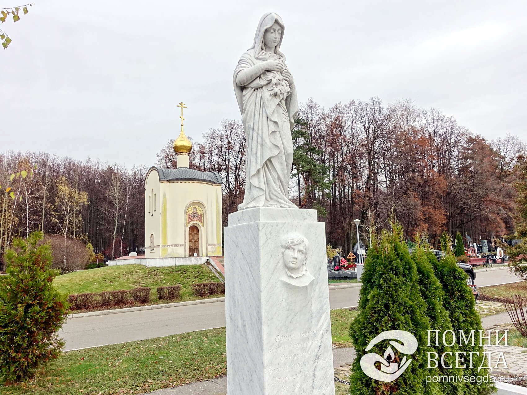 Барельефное изображение покойной под статуей плакальщицы